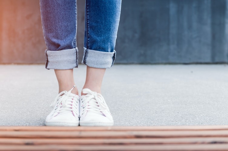 Calzado deportivo para mujer piernas femeninas delgadas en jeans y  zapatillas de deporte casuales con estilo blanco zapatos cómodos de verano  para mujer moda casual para mujer
